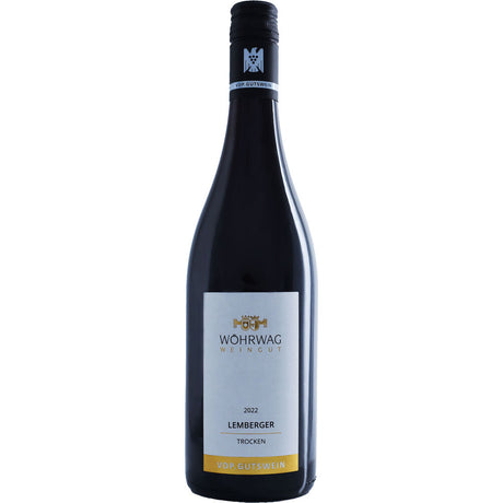 Eine Flasche Wöhrwag Lemberger VDP.Gutswein trocken 2023, Rotwein der Marke Wöhrwag, mit weiß-goldenem Etikett, klassifiziert als VDP.Gutswein.