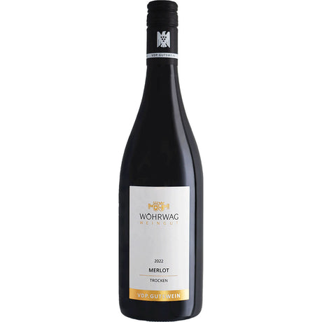Eine Flasche Wöhrwag Merlot VDP.Gutswein trocken 2024, ein deutscher Rotwein von Wöhrwag, mit einem schwarzen Etikett mit goldenen Akzenten.