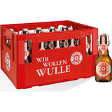 Eine rote Kiste Wulle Vollbier Hell Bügel 20x0,33L (MEHRWEG) mit einer Flasche außen zeigt den ikonischen Bügelverschluss und das Etikett - ein echtes Kultbier aus Stuttgarter Brautradition.