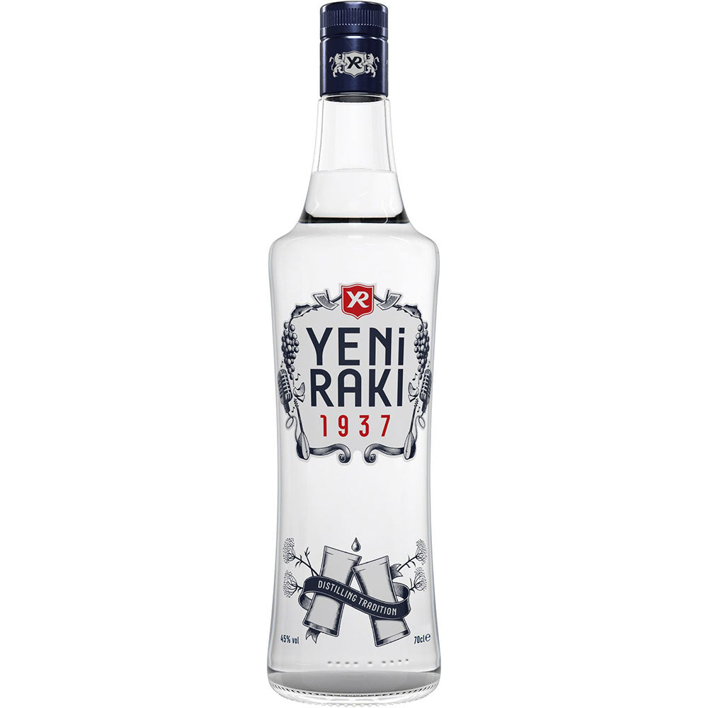 Eine klare 0,7-Liter-Flasche Yeni Raki 45%, die berühmte Anisspirituose aus der Türkei, mit blauem Verschluss und "1937" auf dem Etikett.