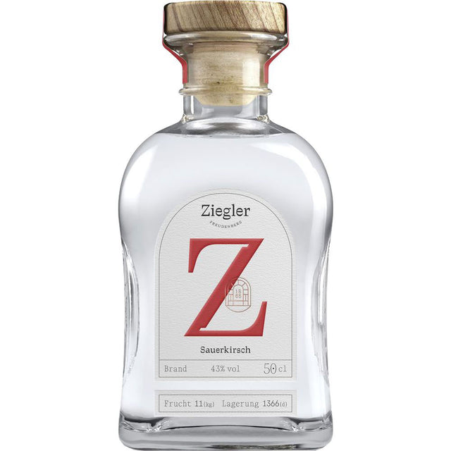 Eine Klarglasflasche Ziegler Sauerkirsch Brand 43% (0,5 l) mit einem Holzdeckel und einem großen roten Z auf dem Etikett.
