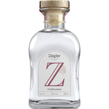 Ziegler Waldhimbeergeist 43% 0,5 Liter: Eine Klarglasflasche mit Holzkorken und weißem Etikett, hergestellt von Ziegler aus Waldhimbeeren für ein authentisches Obstbrand-Erlebnis.