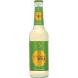 Die grüne Glasflasche SÜDKOLA Zitronenstolz Bio 24x0,33L (MEHRWEG) mit goldenem Etikett und Verschluss bietet erfrischenden Bio-Limonadengenuss.