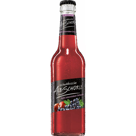 Eine Flasche Zwiefalter Klosterbräu Zwiefalter Alb-Schorle Apfel-Johannisbeere 0,33 Liter (MEHRWEG) mit Kondenswasser, das seine fruchtige Mischung aus Apfel und schwarzer Johannisbeere unterstreicht.