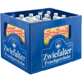 Blaue Kiste mit der Aufschrift Zwiefalter Klosterbräu, gefüllt mit 20 wiederverwendbaren 0,5-L-Glasflaschen mit gelbem Zwiefalter Apfelspritz (Extra-Saft, ohne Zuckerzusatz), alle mit rotem Verschluss.