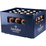 Eine blaue Kiste mit Seitengriffen enthält 20 Flaschen (je 0,5 l) Zwiefalter Klosterbräu Hefeweizen Alkoholfrei (MEHRWEG).