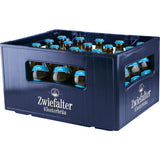 Eine blaue Kunststoffkiste enthält 20 Flaschen (je 0,33 l) Zwiefalter Klosterbräu Helles Engele (MEHRWEG), ein klassisches untergäriges Lagerbier von der Schwäbischen Alb, mit blauen Verschlüssen.